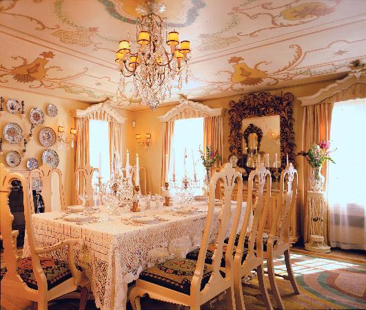 http://www.stageandcinema.com/wp-content/uploads/2012/08/The-Dining-Room-at-Ten-Chimneys.jpg
