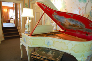 http://www.arizonatheatre.org/atc-resources/images/2010-11/news_TEN-blog-DrawingRmAShilling-26.jpg